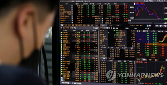 코스피200과 코스닥150의 주가지수 구성 종목에 대한 공매도가 1년 2개월 만에 부분 재개된 3일 오전 서울 중구 하나은행 본점 딜링룸에서 딜러들이 업무를 보고 있다. <연합뉴스>